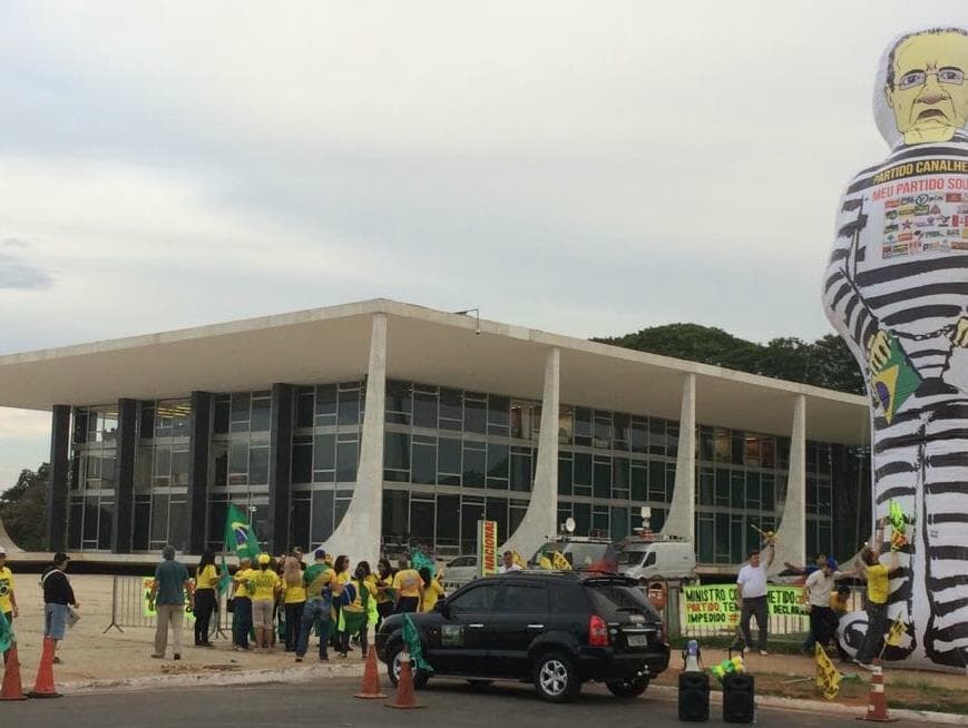 Vídeo: com gritos de "fora, Renan", manifestantes erguem "Canalheco" em frente ao STF