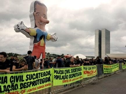 Em protesto, Policiais Civis interrompem serviços no DF