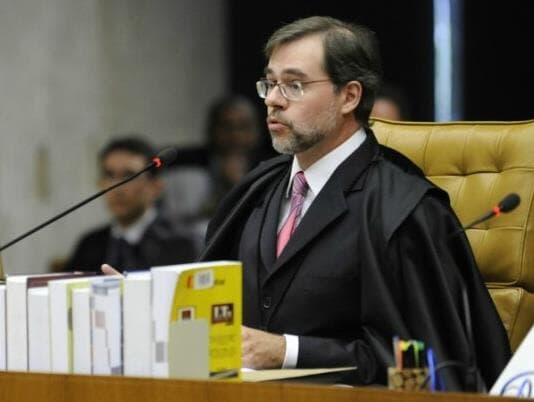 Pedido de vista de Toffoli suspende julgamento e beneficia Renan na Presidência do Senado