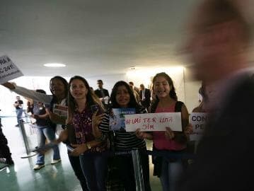 Deputados enfrentam "corredor polonês" de manifestantes contra teto de gastos