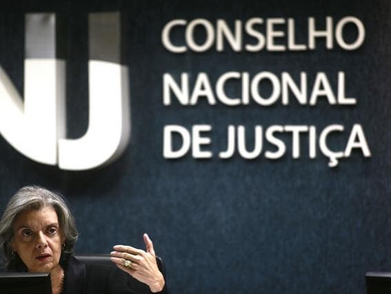 Cármen Lúcia rebate declarações de Renan e exige respeito aos juízes