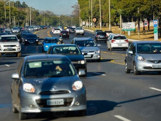 Multa para farol apagado durante o dia em rodovias federais volta a ser cobrada