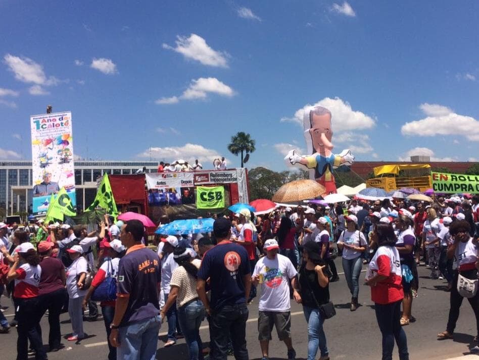 Governo ameaça cortar ponto e demitir servidores em greve no Distrito Federal