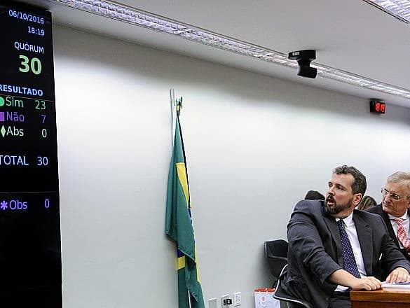 Comissão da Câmara aprova parecer da PEC do teto dos gastos públicos