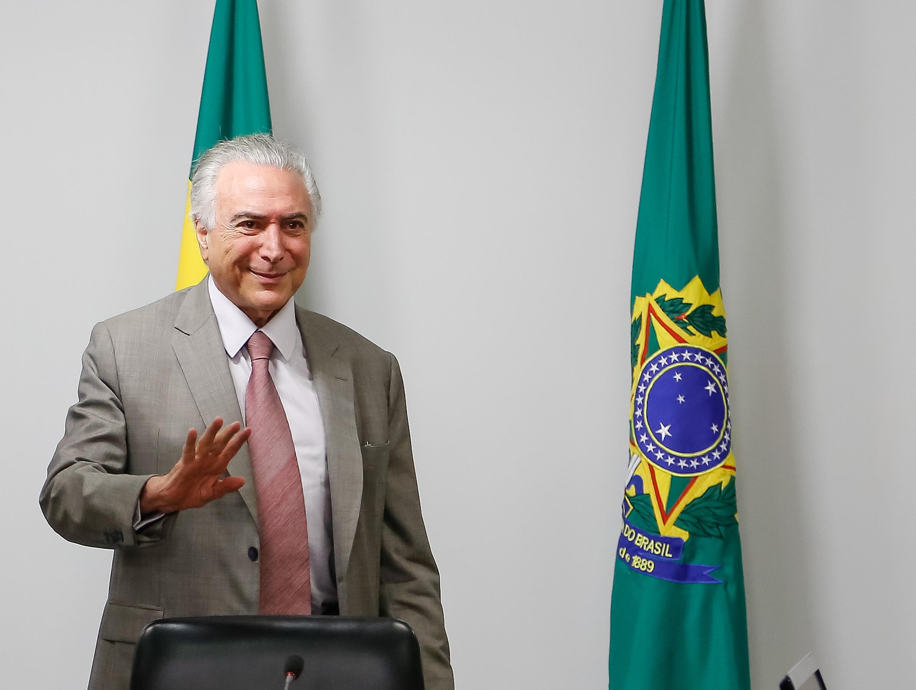 Temer vota no início da manhã e evita manifestantes