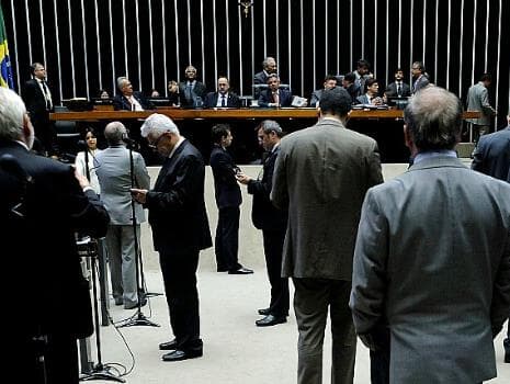 Parlamentares denunciam "manobra" para anistiar caixa dois de campanha