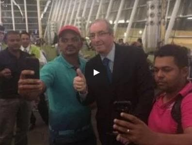 Cassado pela Câmara, Cunha é hostilizado e tietado no aeroporto de Brasília