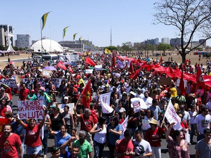 Temer adota "cautela" em desfile, mas não escapa de vaias e protestos em Brasília