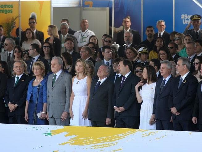 Temer estreia em desfile sem faixa presidencial, com vaias e aplausos