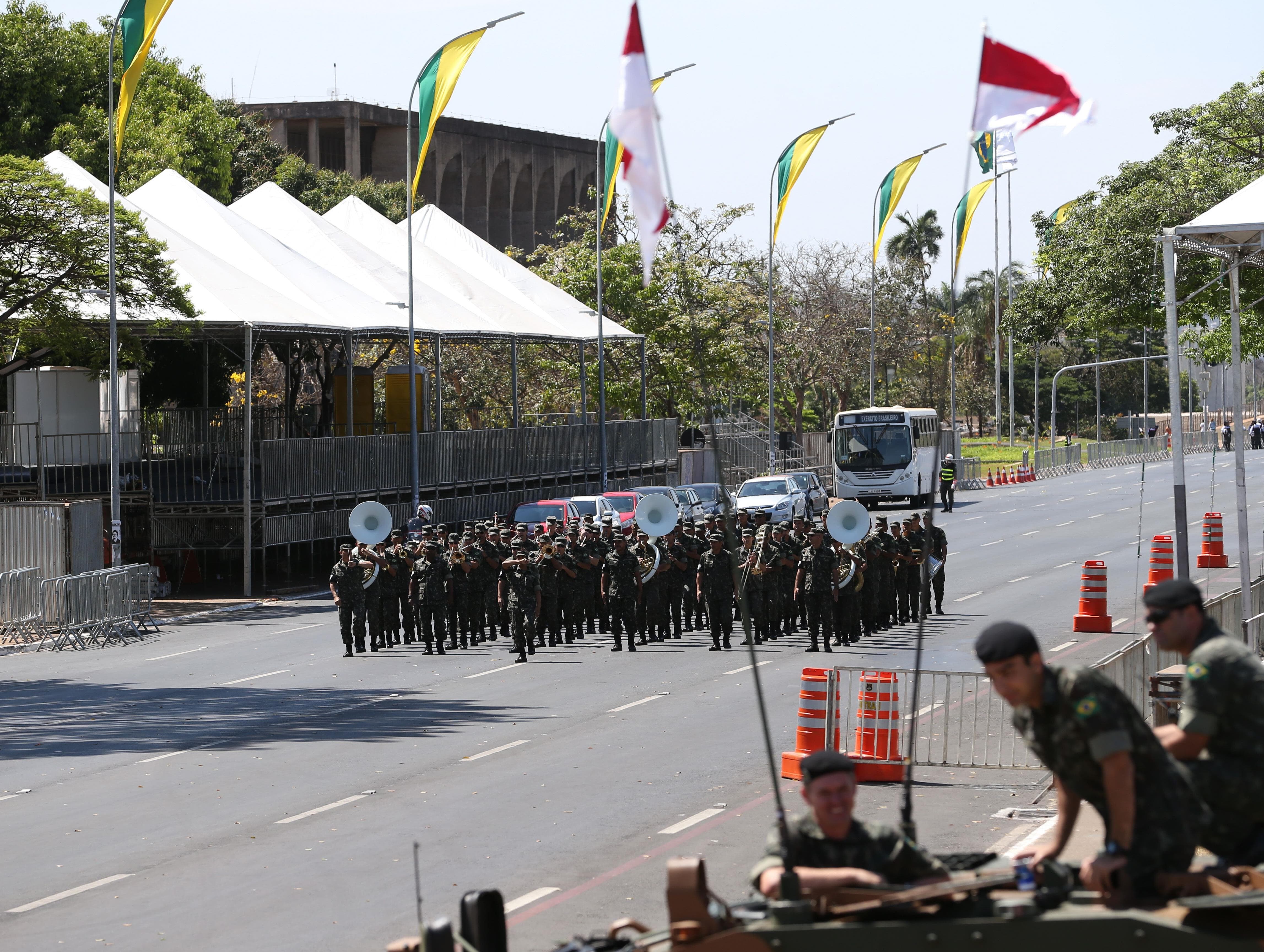 Desfile militar será acompanhado de atos pró e contra Temer em Brasília