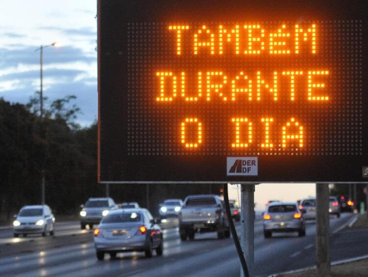 Justiça Federal suspende multa por farol desligado em rodovias de todo o país