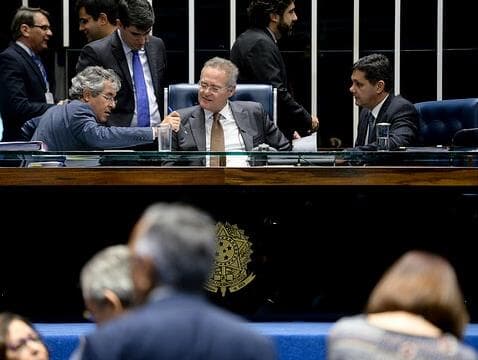 Governo mobiliza base e consegue aprovar DRU em dois turnos