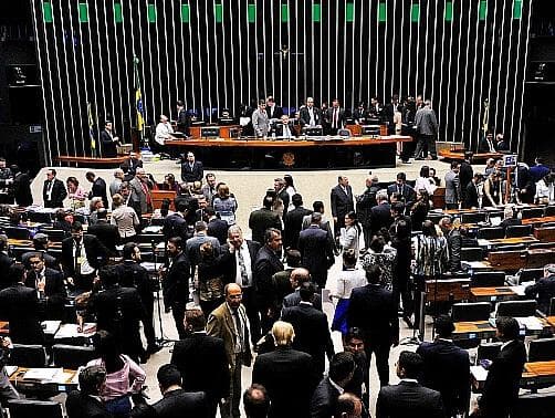 Deputados ameaçam ir à Justiça contra proposta que limita gastos da União