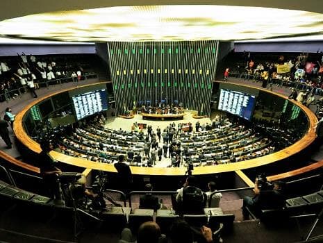 Câmara descontou R$ 1,4 milhão por faltas de deputados