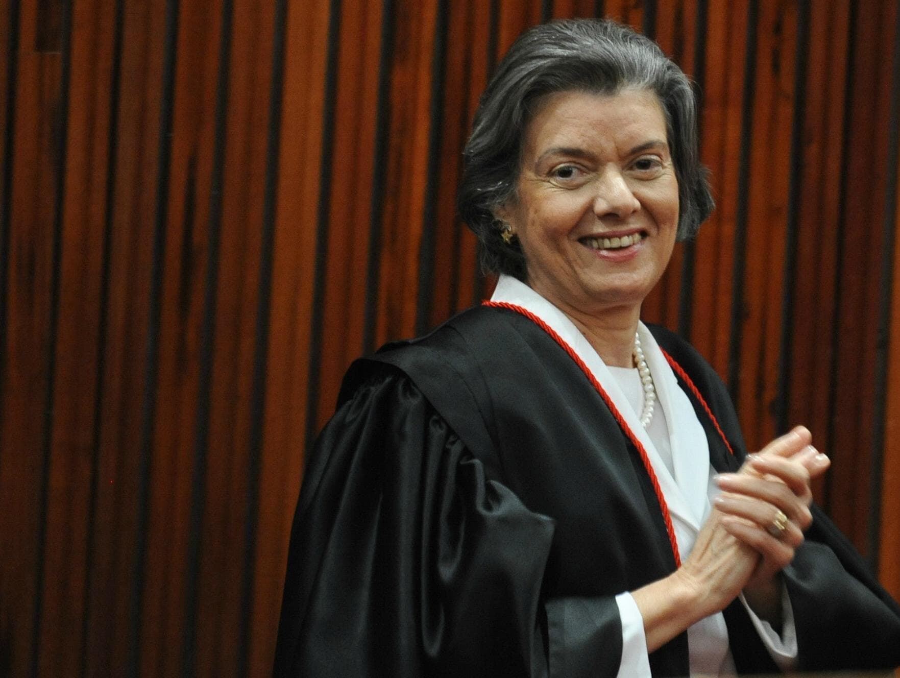 Cármen Lúcia é eleita presidente do STF