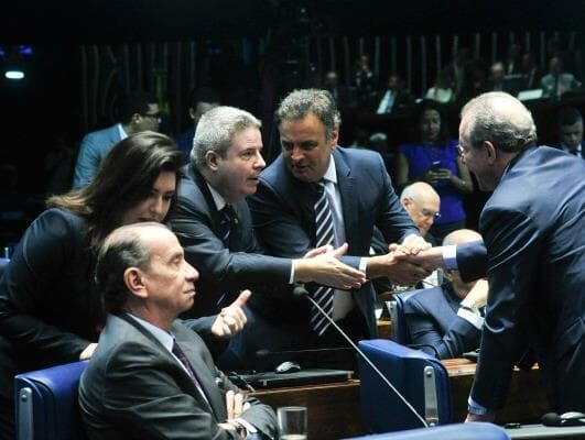 Aliados de Temer abrem mão de discursos para acelerar sessão do impeachment