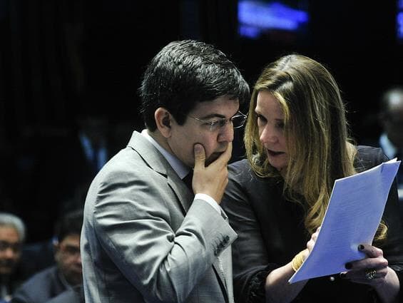 Defensores de Dilma conseguem ganhar tempo em sessão do impeachment