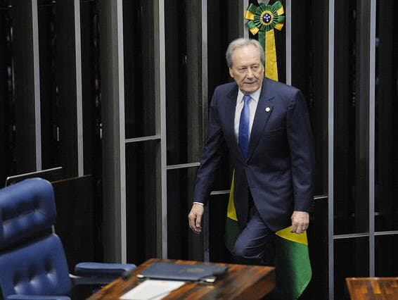 Senadores negociam interromper sessão do impeachment e adiar votação