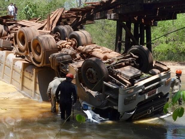 Ponte de madeira desmancha sob peso de 30 toneladas