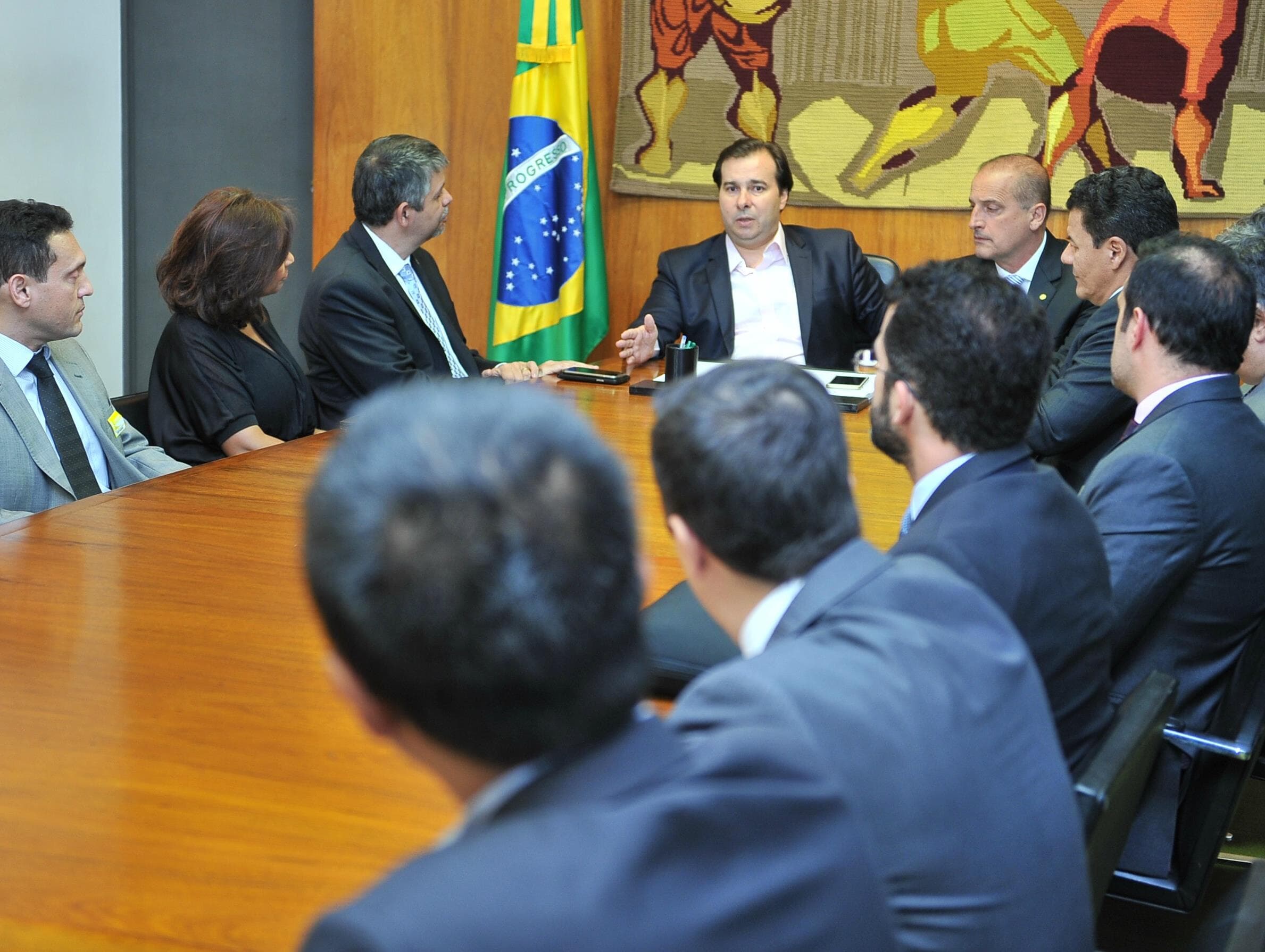 Membros do Judiciário pedem que Maia acelere votação de medidas anticorrupção