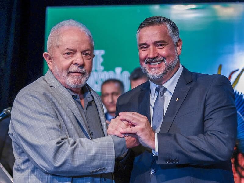 Lula tira Pimenta da Comunicação e o nomeia como autoridade federal no RS