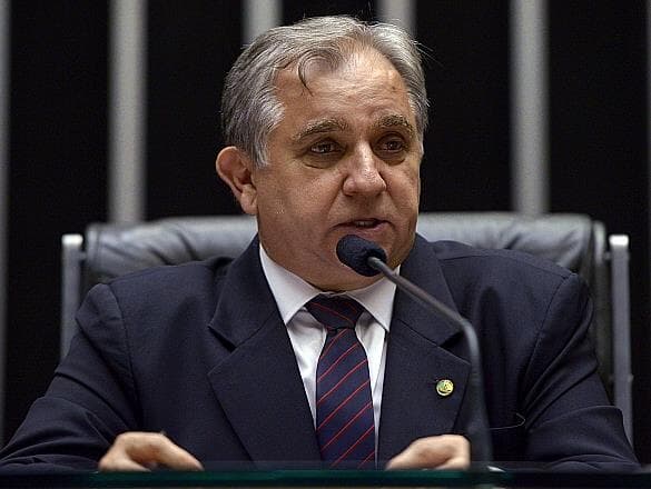 Senador Izalci, integrante da CPMI dos atos golpistas, homenageia invasor do Congresso