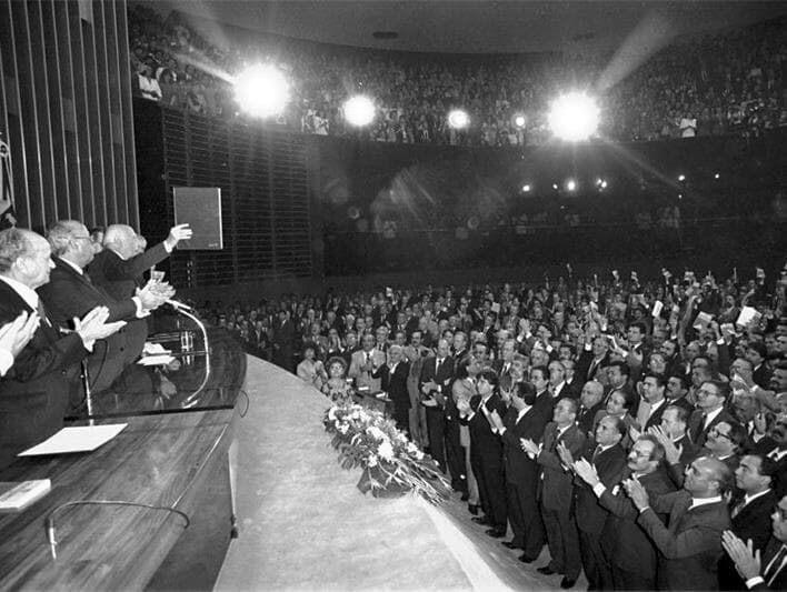 Constituição Federal completa 34 anos