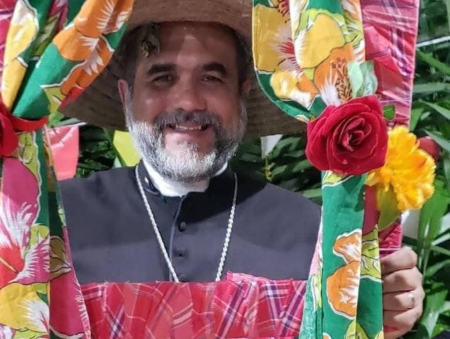 Padre Kelmon é recebido em voo com música junina e jingle de Lula. Confira o vídeo