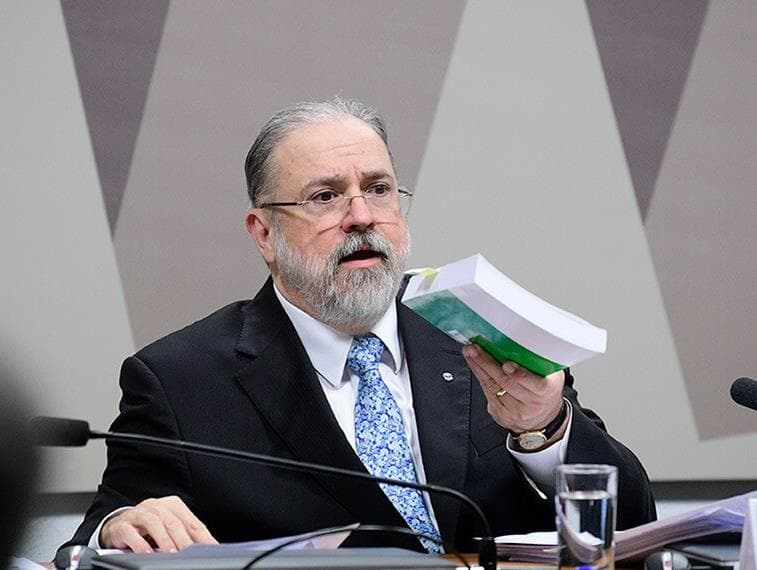 Randolfe colhe assinaturas pelo impeachment de Aras