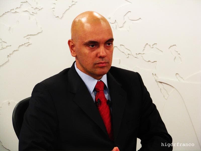 Moraes abre inquérito para investigar falas de Bolsonaro que ligavam vacina ao HIV