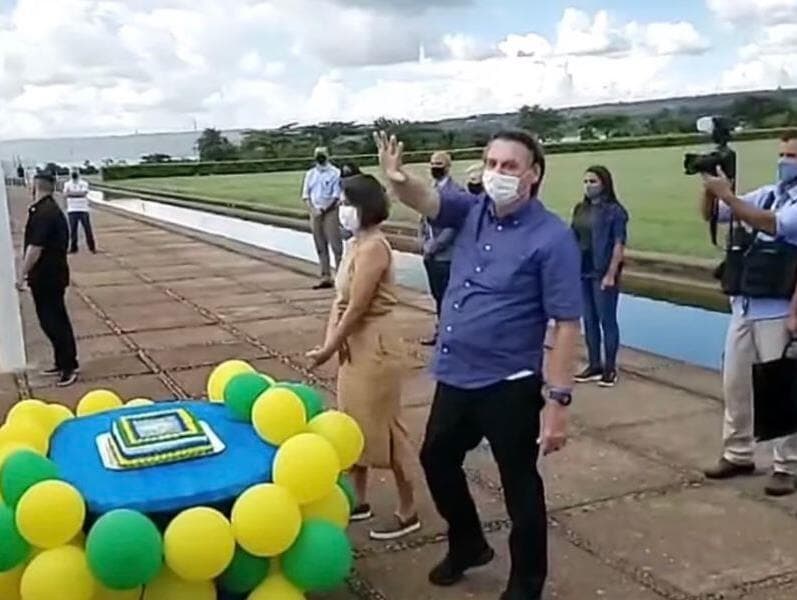 Bolsonaro celebra aniversário com aglomeração e ataque a governadores