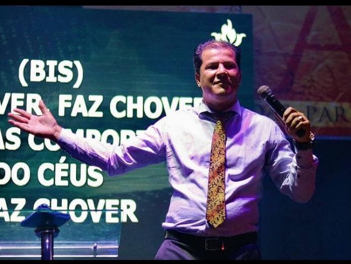 Igreja faz culto em ônibus para driblar proibição em São Paulo. Veja vídeo