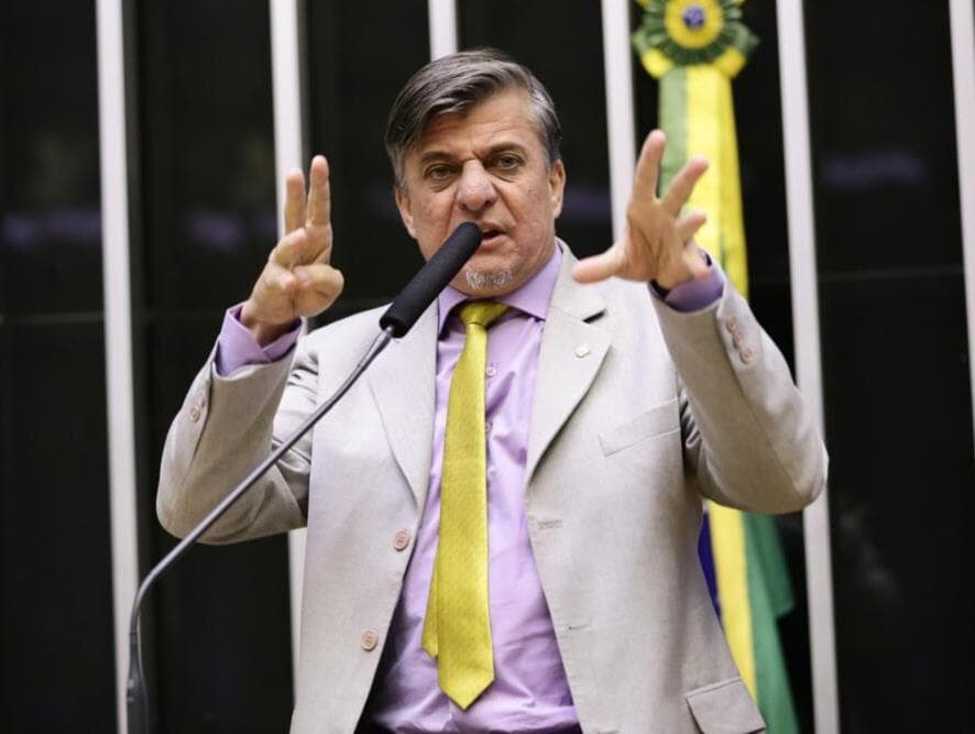 Condenado, deputado não poderá votar porque eleição será depois das 21h