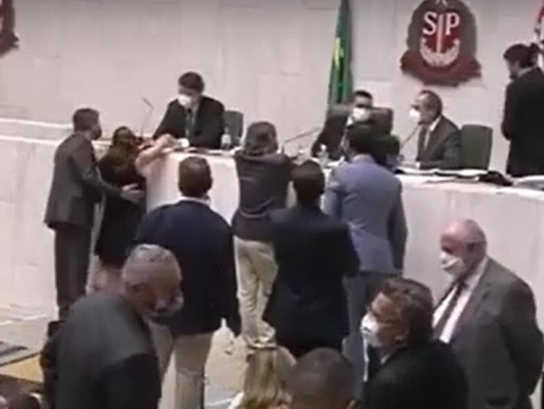 Deputado Fernando Cury passa a mão no seio de deputada em sessão da Alesp