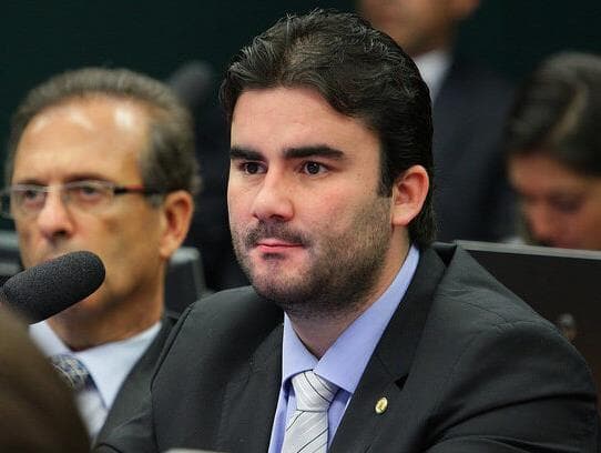 Morte de ex-deputado de 33 anos por covid-19 choca políticos