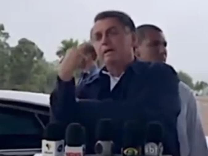 Jornalistas e parlamentares fazem ato contra ataques de Bolsonaro à imprensa