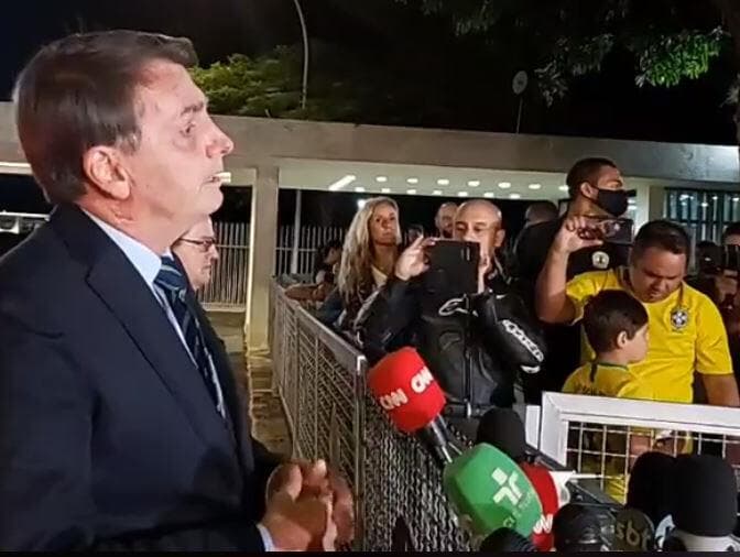 "Genocida", "criminoso" e "escárnio"; as reações à mentira de Bolsonaro