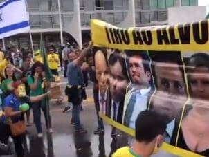 Bolsonaristas fazem churrasco e "tiro ao alvo" contra fotos de autoridades