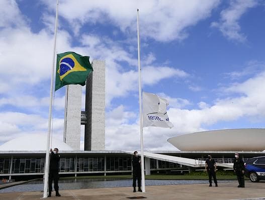 STF e Congresso decretam luto oficial pelos 10 mil mortos por covid-19