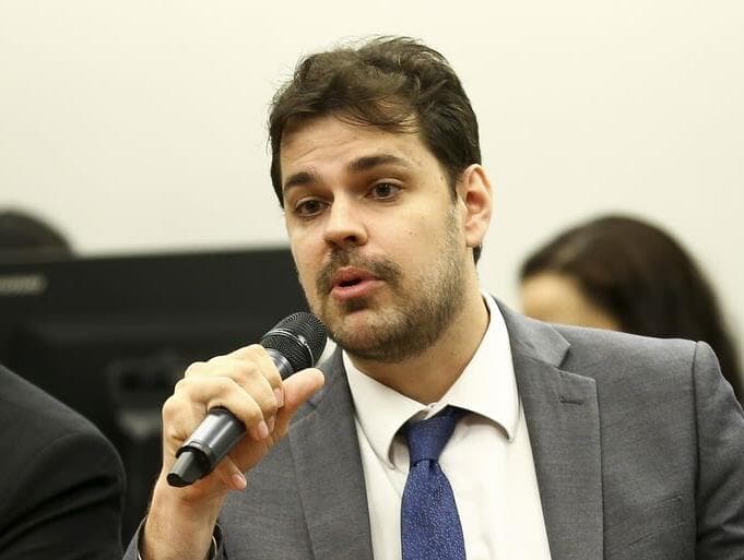 Covid-19: "comunicação é essencial e governo saiu perdendo", diz economista