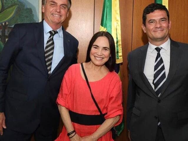 Em conflito com antigos colegas, Regina posa ao lado de membros do governo