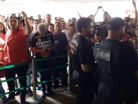 Manifestantes tentam entrar e são barrados na Câmara; veja vídeo