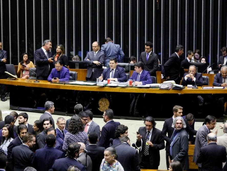 Congresso empurra votação do Orçamento para o fim de dezembro