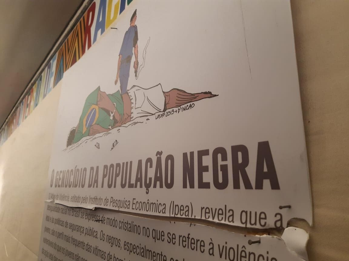 Deputados em protesto recolocam placa na Câmara. Teve tumulto; veja vídeo