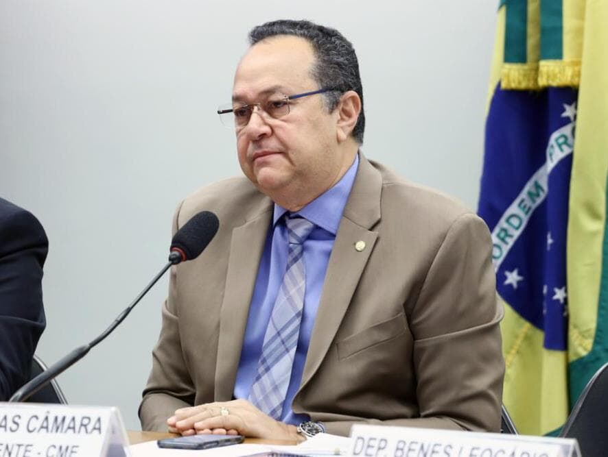 Justiça aponta "rachadinha" no gabinete do líder da bancada evangélica