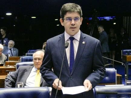 Aras tem mais chance para PGR que Eduardo para embaixador, diz Randolfe