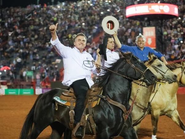 Bolsonaro critica demarcação de terras indígenas e flexibiliza lei sobre animais de rodeios