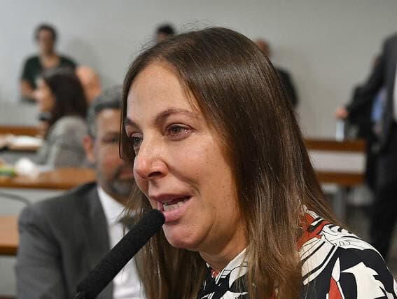 Senadora do PSDB nega deixar comissão em favor de Eduardo Bolsonaro