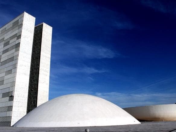 Deputados recebem de auxílio-moradia a combustível