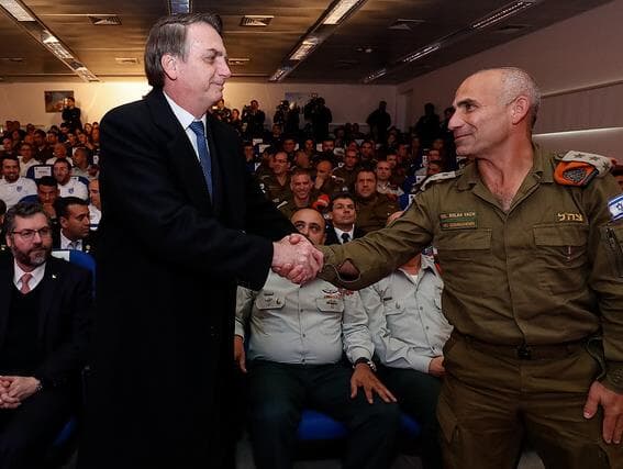 Bolsonaro condecora militares israelenses que atuaram em Brumadinho e esquece bombeiros brasileiros